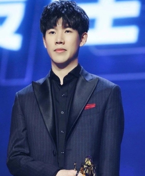 目前LCK联赛前两名的队伍是：T1、GEN Clozer、Peyz、Keria、Oner、Canyon以400积分并列POG榜首